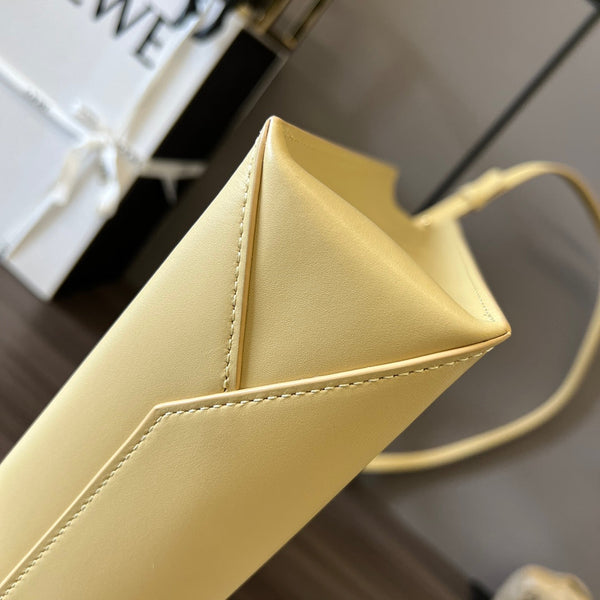 Sac cabas LOE Standard A5 en cuir de veau brillant jaune 274265