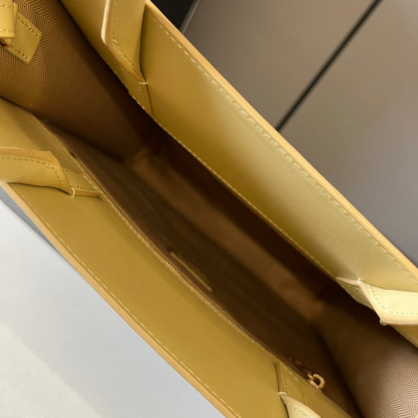 Sac cabas LOE Standard A5 en cuir de veau brillant jaune 274265