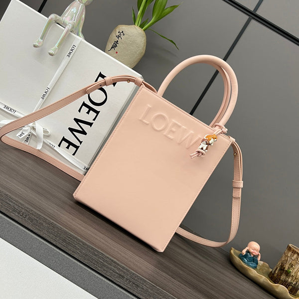 Sac cabas LOE Standard A5 en cuir de veau rose brillant 274267