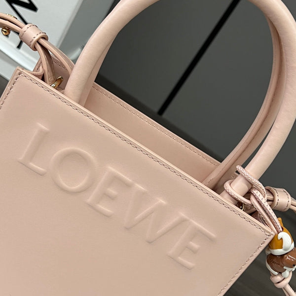 Sac cabas LOE Standard A5 en cuir de veau rose brillant 274267
