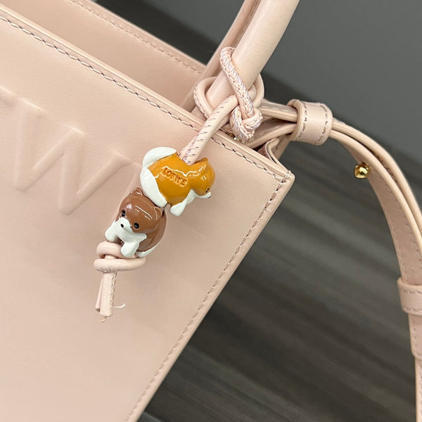 Sac cabas LOE Standard A5 en cuir de veau rose brillant 274267
