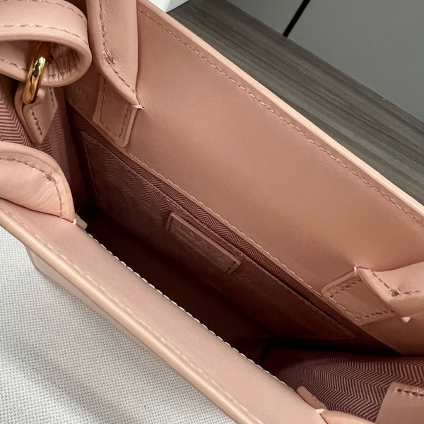 Sac cabas LOE Standard A5 en cuir de veau rose brillant 274267