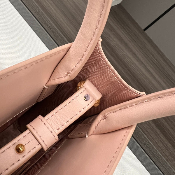 Sac cabas LOE Standard A5 en cuir de veau rose brillant 274267