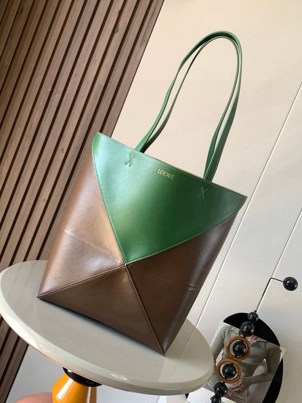 Sac fourre-tout pliable moyen LOE 31 en cuir de vachette brillant vert chasseur ambre 274319