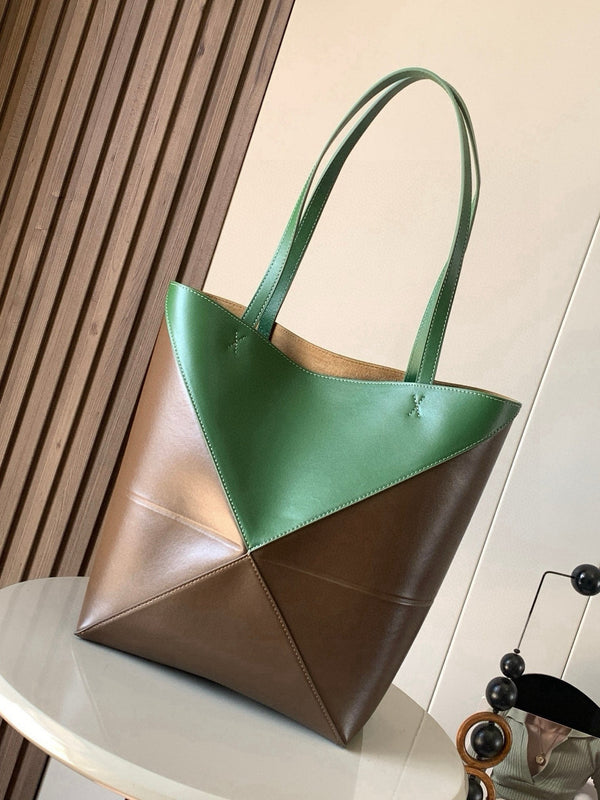 Sac fourre-tout pliable moyen LOE 31 en cuir de vachette brillant vert chasseur ambre 274319
