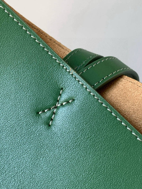 Sac fourre-tout pliable moyen LOE 31 en cuir de vachette brillant vert chasseur ambre 274319