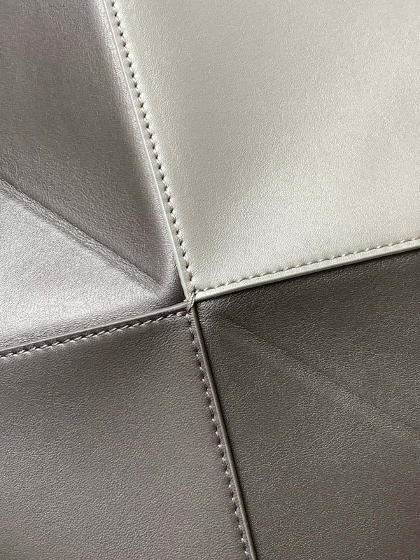 Cabas Pliant LOE 31 de Taille Moyenne en Cuir de Vachette Brillant Gris Asphalte 274317