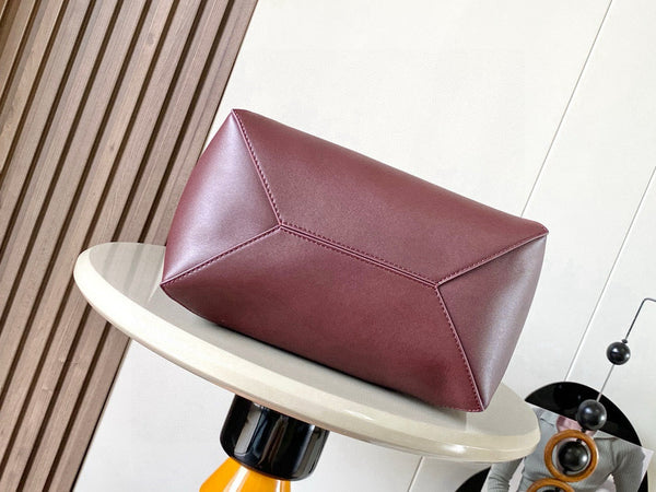 Cabas pliant LOE 31 de taille moyenne en cuir de vachette brillant rouge cramoisi 274309