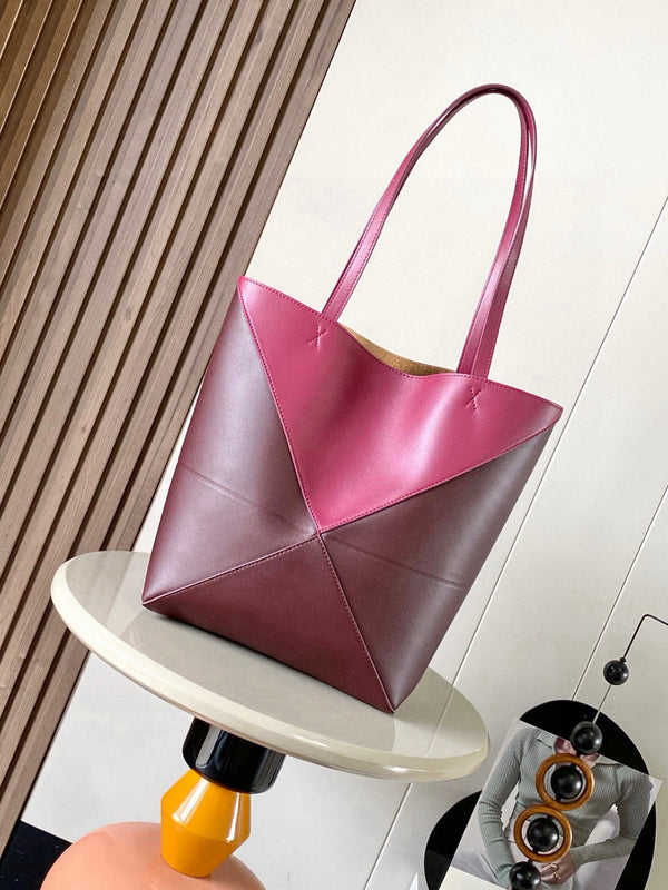 Cabas pliant LOE 31 de taille moyenne en cuir de vachette brillant rouge cramoisi 274309