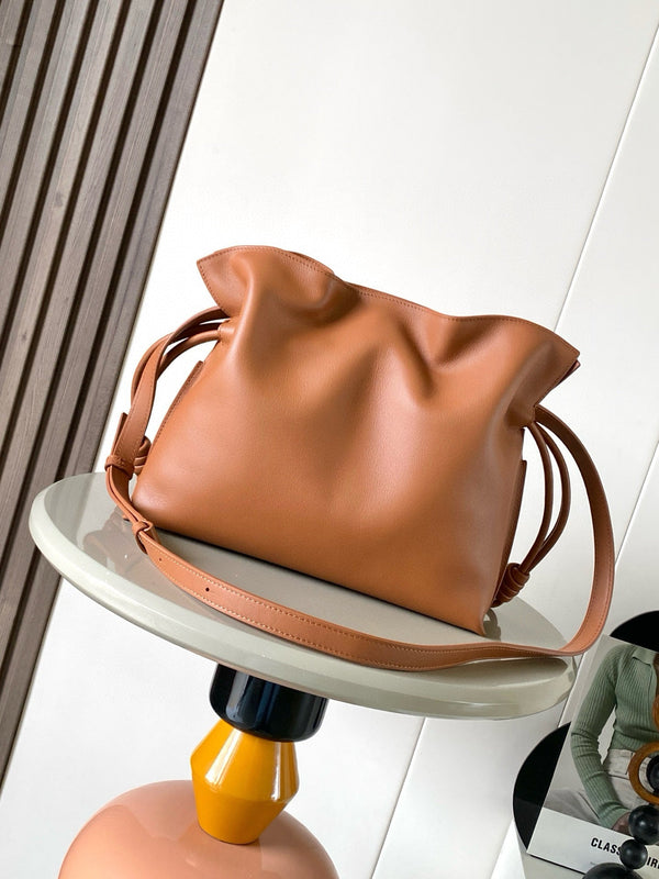Pochette Loewe Flamenco Medium 30 en cuir nappa caramel et vert vif