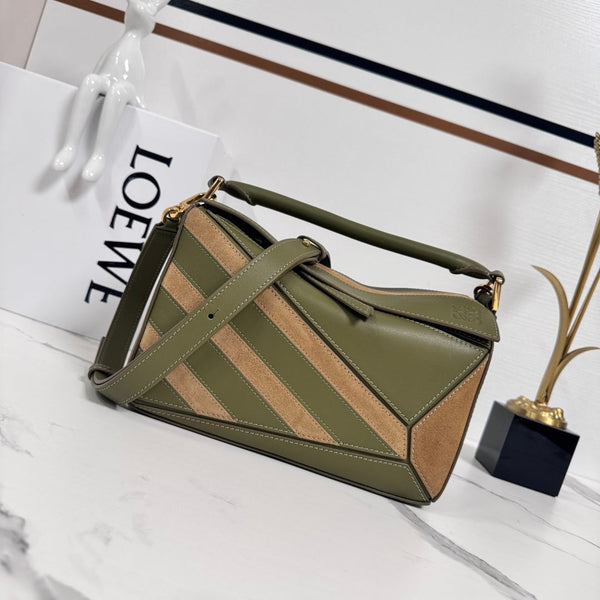 Loewe Petit sac Puzzle 24 en cuir de vachette et daim vert classique 274495