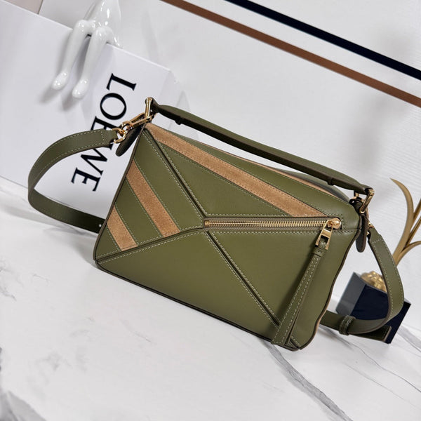 Loewe Petit sac Puzzle 24 en cuir de vachette et daim vert classique 274495