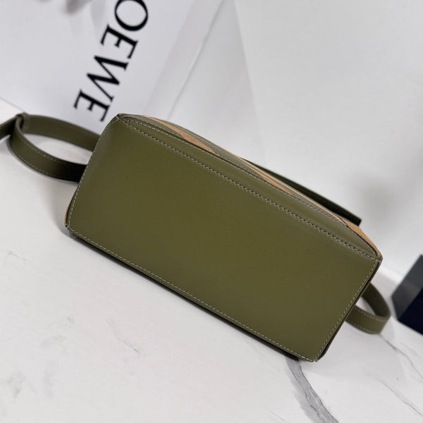 Loewe Petit sac Puzzle 24 en cuir de vachette et daim vert classique 274495
