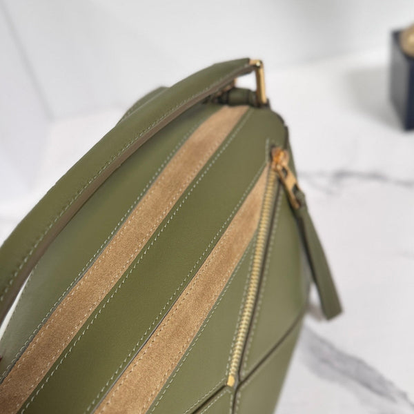 Loewe Petit sac Puzzle 24 en cuir de vachette et daim vert classique 274495