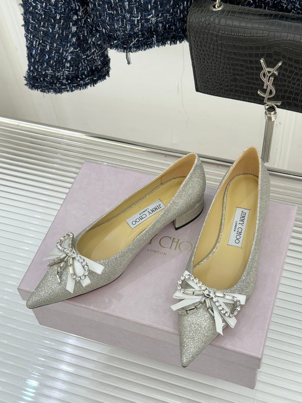 Jimmy Choo 26WF Escarpins à bout pointu avec nœud en strass et talon carré en cuir de mouton argenté 573543