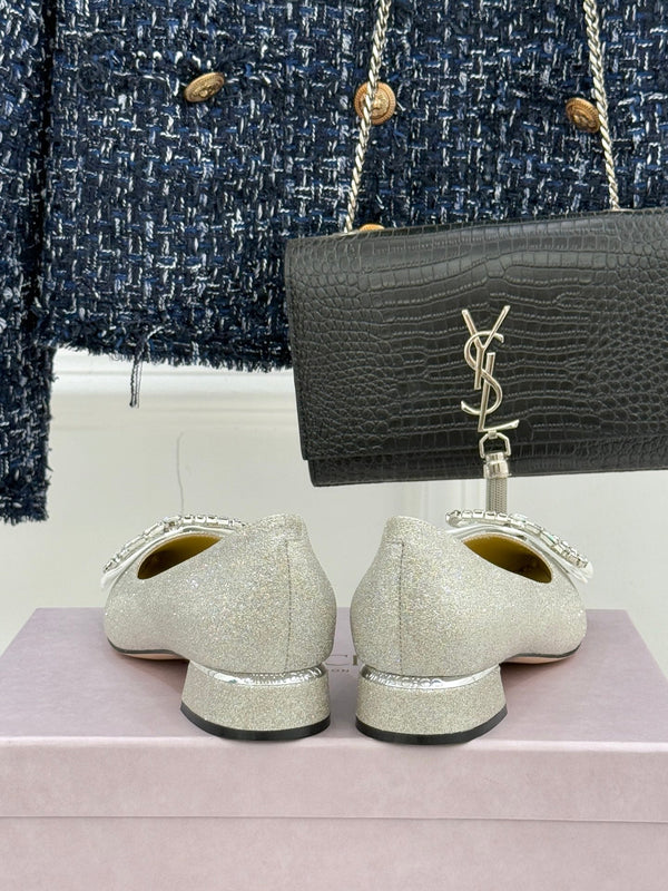 Jimmy Choo 26WF Escarpins à bout pointu avec nœud en strass et talon carré en cuir de mouton argenté 573543