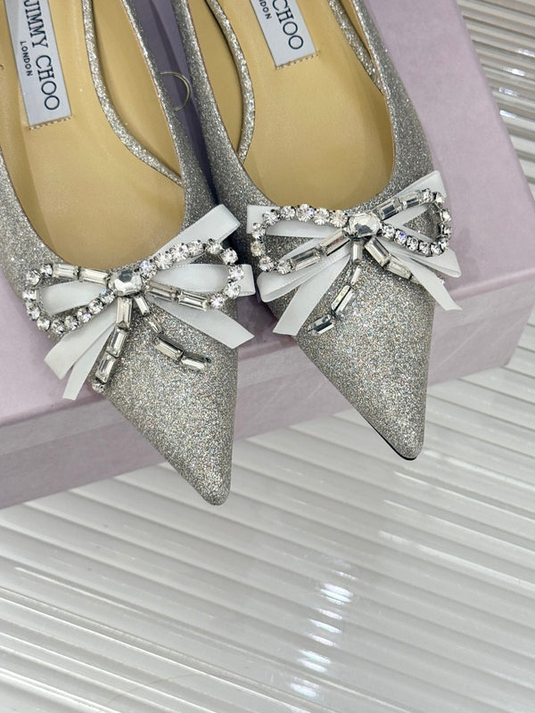 Jimmy Choo 26WF Escarpins à bout pointu avec nœud en strass et talon carré en cuir de mouton argenté 573543
