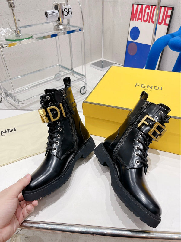 Bottes Fendi Martin en cuir de vachette noir avec boucle en métal 576792