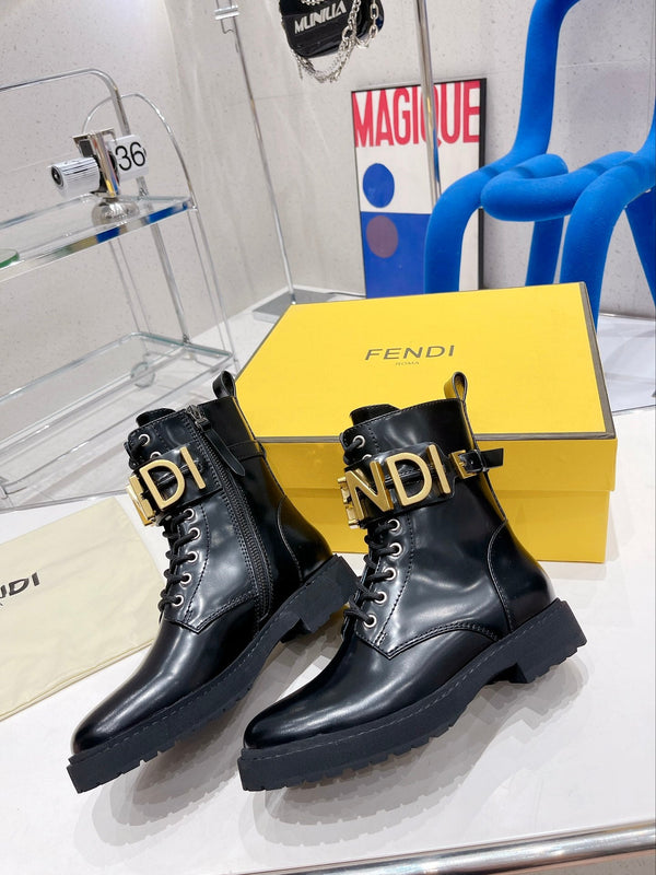Bottes Fendi Martin en cuir de vachette noir avec boucle en métal 576792