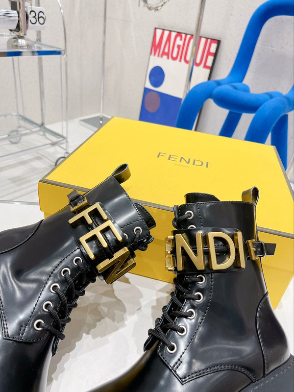 Bottes Fendi Martin en cuir de vachette noir avec boucle en métal 576792
