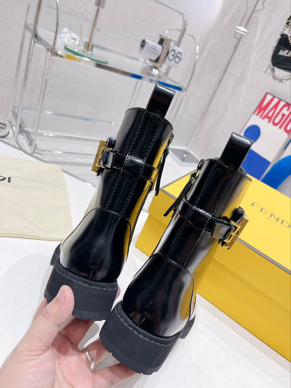Bottes Fendi Martin en cuir de vachette noir avec boucle en métal 576792