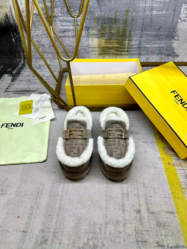 Fendi Mules plates à bout rond en daim gris 575426