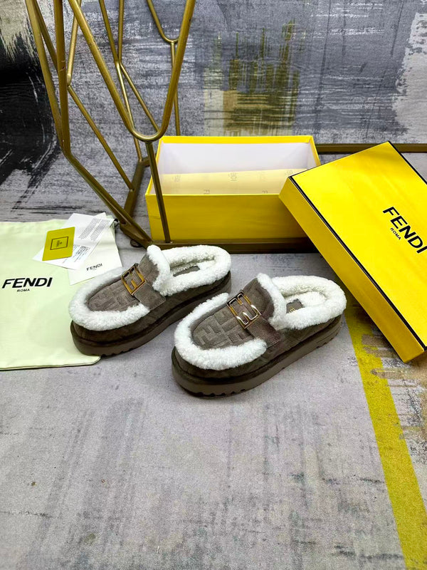Fendi Mules plates à bout rond en daim gris 575426