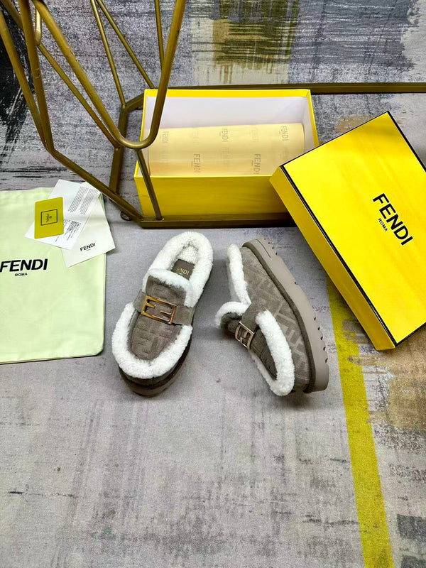 Fendi Mules plates à bout rond en daim gris 575426