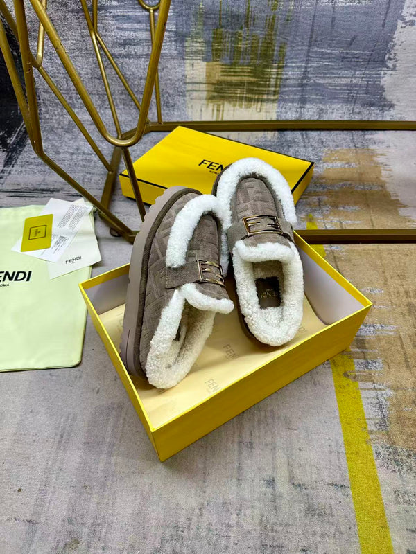 Fendi Mules plates à bout rond en daim gris 575426