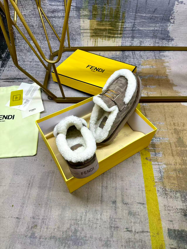 Fendi Mules plates à bout rond en daim gris 575426