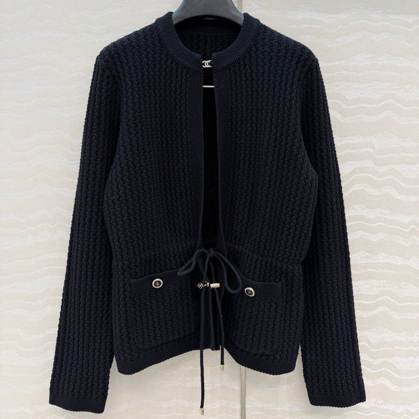 Cardigan Chanel 26c en laine noire avec ceinture à boucle strass 333722