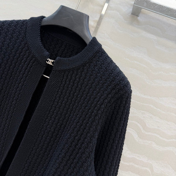 Cardigan Chanel 26c en laine noire avec ceinture à boucle strass 333722