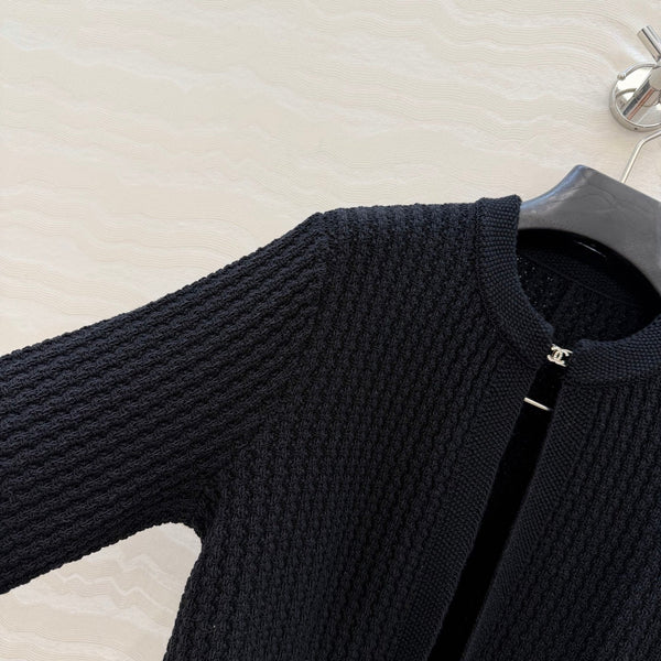 Cardigan Chanel 26c en laine noire avec ceinture à boucle strass 333722
