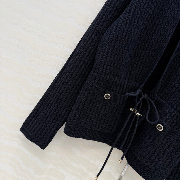 Cardigan Chanel 26c en laine noire avec ceinture à boucle strass 333722