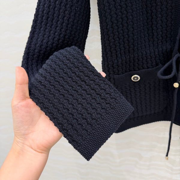 Cardigan Chanel 26c en laine noire avec ceinture à boucle strass 333722