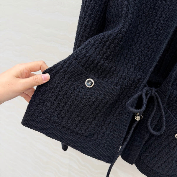 Cardigan Chanel 26c en laine noire avec ceinture à boucle strass 333722