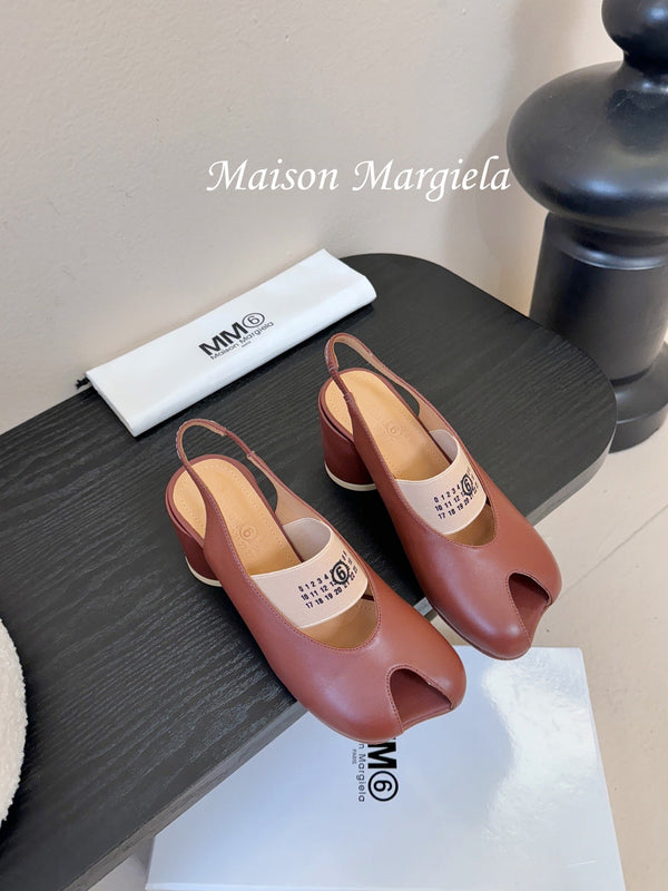 Maison Margiela Peep-toe Tabi à talon épais et bride arrière en peau de mouton marron 580437