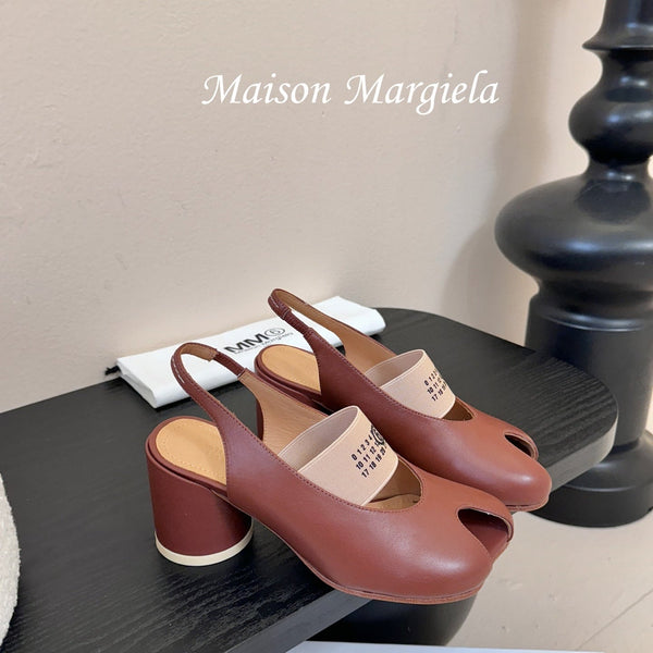 Maison Margiela Peep-toe Tabi à talon épais et bride arrière en peau de mouton marron 580437