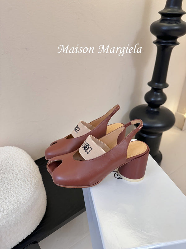 Maison Margiela Peep-toe Tabi à talon épais et bride arrière en peau de mouton marron 580437