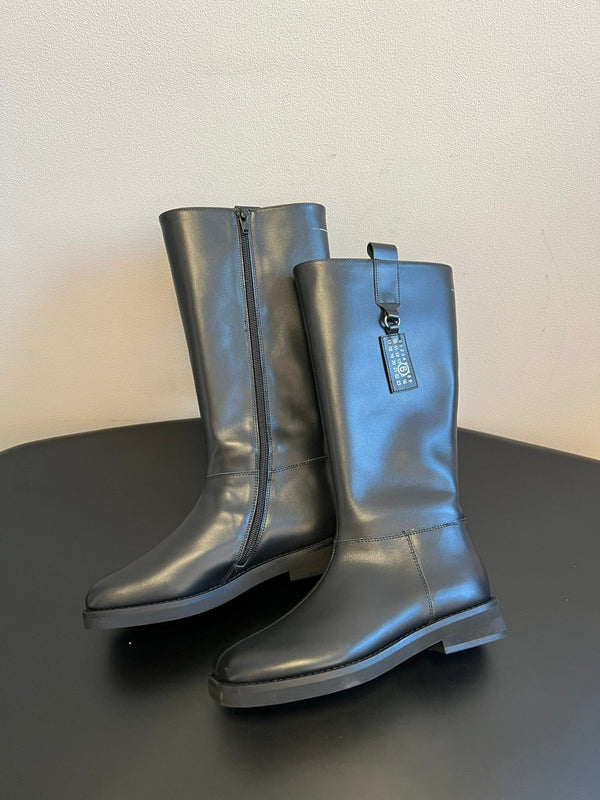 Maison Margiela 25ss Bottes d'équitation hautes à bout carré en cuir noir brillant 580415