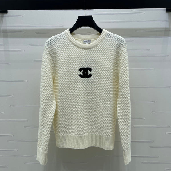 PULL EN TRICOT BLANC AVEC LOGO CHANEL 26 335409
