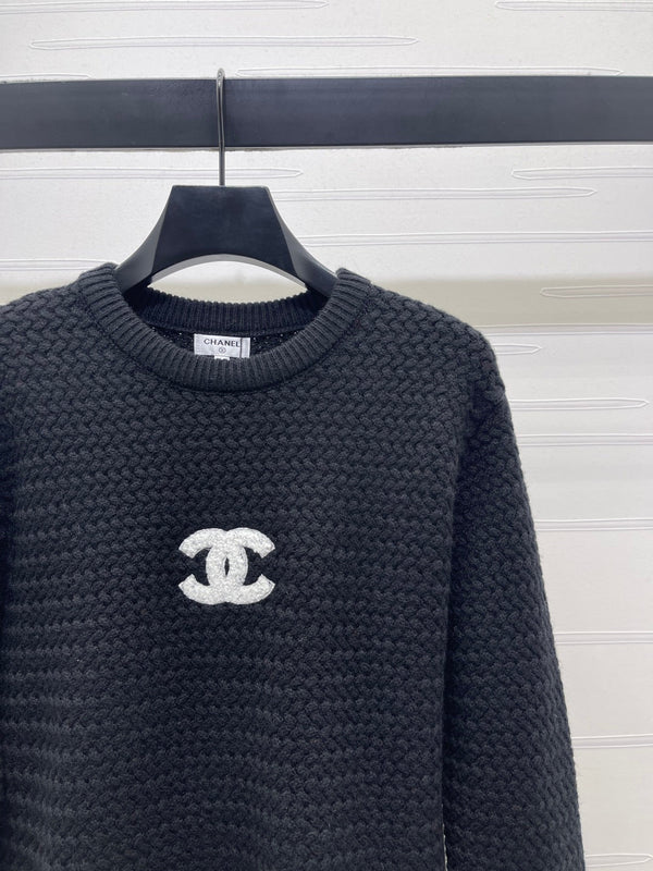 PULL EN MAILLE NOIR LOGO CHANEL 26 335407