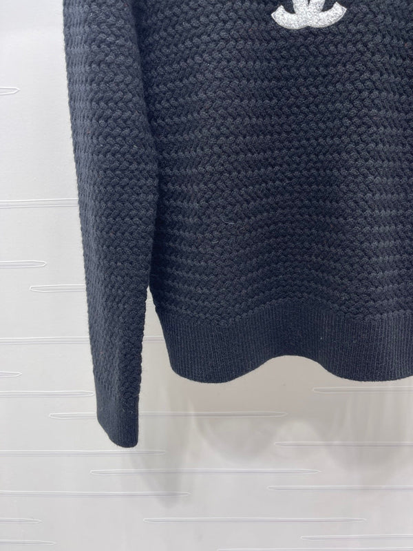PULL EN MAILLE NOIR LOGO CHANEL 26 335407