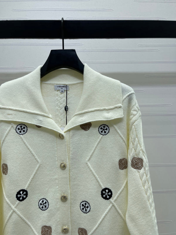 CHANEL CARDIGAN BLANC À MANCHES LONGUES ET MOTIF DIAMANT 26 335386