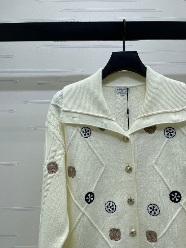 CHANEL CARDIGAN BLANC À MANCHES LONGUES ET MOTIF DIAMANT 26 335386