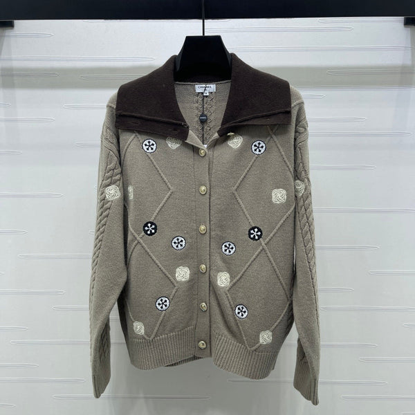 CHANEL CARDIGAN BRUN À MANCHES LONGUES ET MOTIF LOSANGES 335385