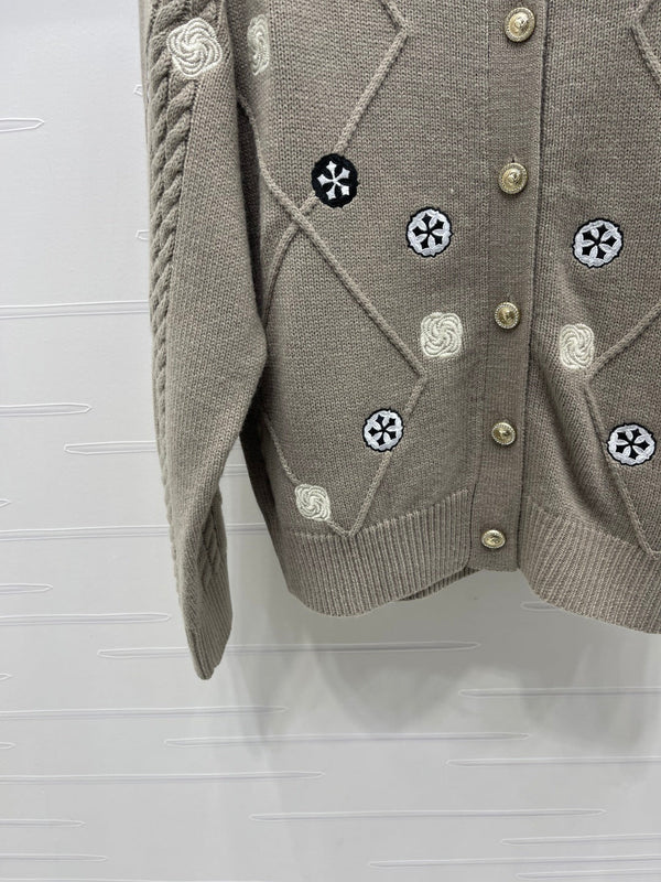 CHANEL CARDIGAN BRUN À MANCHES LONGUES ET MOTIF LOSANGES 335385