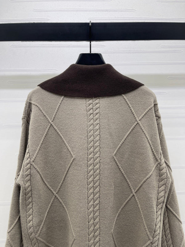 CHANEL CARDIGAN BRUN À MANCHES LONGUES ET MOTIF LOSANGES 335385