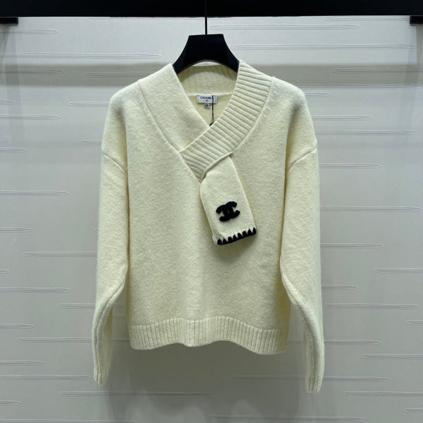 CHANEL 26 FOULARD ET PULL COL V BLANC 335372