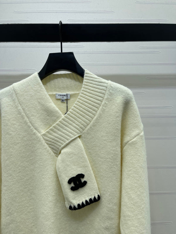 CHANEL 26 FOULARD ET PULL COL V BLANC 335372